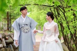 神仙眷侣！高准翼夫妻朝鲜族婚纱照幸福甜蜜