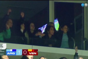 梅西一家开台上激动庆祝进球