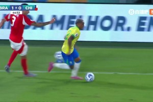 争议！马里潘放倒韦斯利染红，但var回看取消红牌改判黄牌