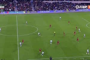 梅西帽子戏法被吹！梅西接挑传冲入禁区，一脚挑射破门越位被吹！