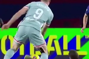 诙谐一刻！慢镜头看卡萨多防守索尔洛特，身形整个小一圈！