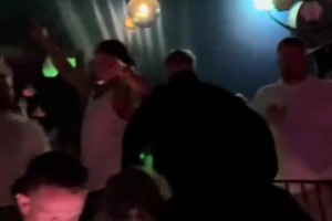 须穷今日欢！被拍到在斯德哥尔摩酒吧放松的格拉利什！