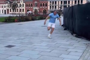 甚至是肉装版！曼城球迷版哈兰德！这块头……