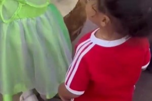 拉菲尼亚怒喷迪士尼：白人孩子都有拥抱我儿子却被无视！