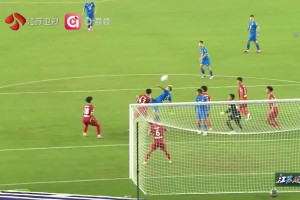南京角球，守门员扑出 ，随即跟上的滕帅将球打高