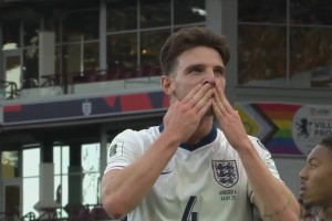 里斯-詹姆斯绝美弧线球传中助攻！赖斯后点头球攻门得手！