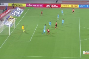 落点判断真准啊！苏州队左骏杰面对双人包夹精准头球破门扳平比分