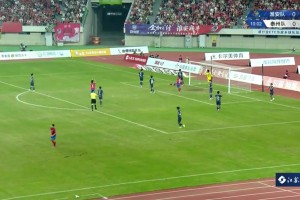 鱼跃冲顶高出球门，淮安队错失良机