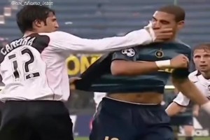 不惯着！当年阿德遭瓦伦西亚球员暗算，蓝黑国王直接“正当防卫”