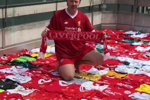 绝对真爱！瑞士球迷收藏1047件利物浦球衣，刷新吉尼斯世界纪录！