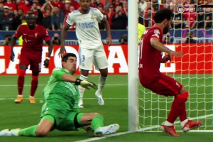 那晚，利物浦众将晚上起来上厕所，发现门前站着库尔图瓦！