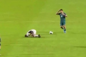 下死脚啊！泰国梅西被恶意踢翻，两队爆发冲突