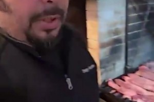 馋哭了！大马丁社媒晒阿根廷队的厨房烤肉视频