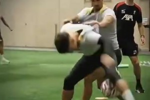 摔角能手！利物浦队内训练：科尔克兹防守琼斯！