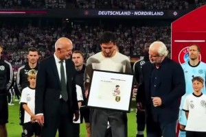 功成身退！赛前为胡梅尔斯在德国队作出的贡献进行表彰！