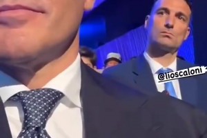 卡纳瓦罗捕捉到斯卡洛尼获奖时梅西的反应：比自己获奖了还开心