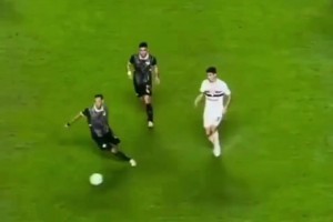 奥斯卡经验太足了，卡位对抗护高球，看他在中超踢球太享受了