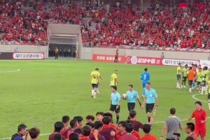 我们出线了！国足U22赛后全队谢场