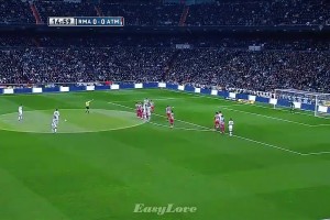 毫不讲理！名场面：C罗任意球击穿库尔图瓦，卡西一脸不可思议！