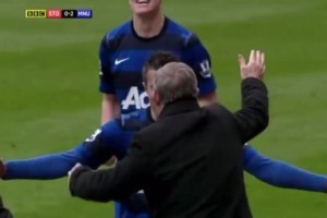 回忆杀！范佩西结束进球荒，与弗爵爷拥抱庆祝