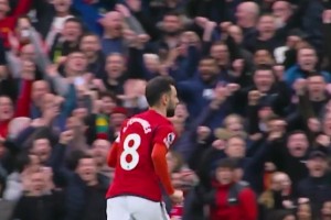 值得回味！B费抓住对方失误，接近半场的吊射破门