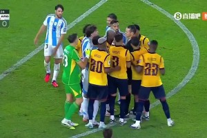 阿根廷十人作战！奥塔门迪背后推人破坏单刀，主裁判将其红牌罚下