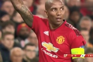 索帅：这下被看穿了！詹俊：阿什利杨，看他的传中质量……