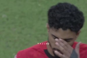 伤退！马尔穆什在对阵布基纳法索时膝盖受伤瞬间！