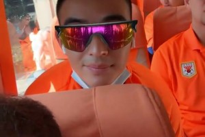 泰山队出征上海，瓦科在车上与队友合拍玩上了特技