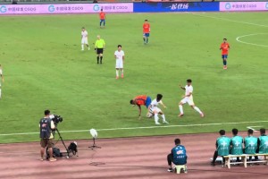 比赛尾声阶段克雷桑跌跌撞撞却连过数人，对手只能靠犯规断球