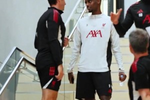 伊萨克回归利物浦首训时进球如麻，果然贵的东西除了贵没毛病！