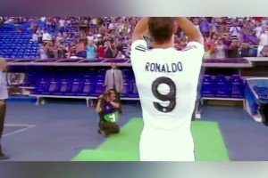 泪目！C罗09年初次登陆伯纳乌！现场8万人欢迎助威！