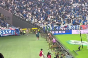 现场泰山球迷：比赛中多名申花球迷辱骂泰山队跟队记者