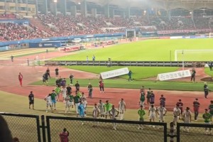 实拍国安赛后谢场仍收获球迷掌声，博主感叹：对塞蒂恩真太宽容了