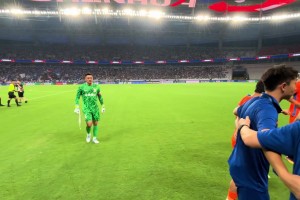 王大雷赛前鼓励全队：拿出上一场的斗志来！兄弟们，一起加油