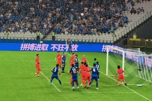 现场球迷视角，申花的角球进球李可干扰王大雷是否构成犯规