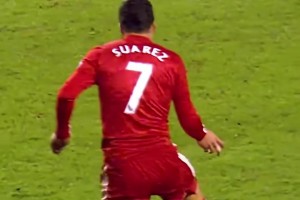 2011年冬窗苏亚雷斯加盟利物浦，首次亮相就进球！