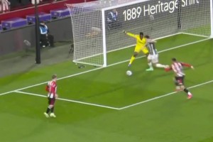 奥纳纳在曼联一些精彩扑救，到底是门将的基本功or“过年吃饺子”