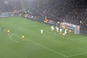 国外球迷制作视频痛批奥纳纳：他的低级失误让曼联输掉很多比赛