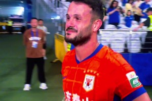 请叫他瓦神！对阵申花上演帽子戏法，瓦科赛后抱走比赛用球