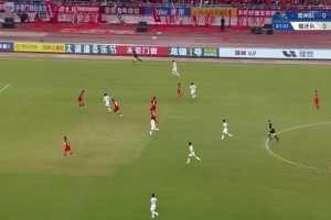 宿迁队先拔头筹！中路接队友传球，头球破门