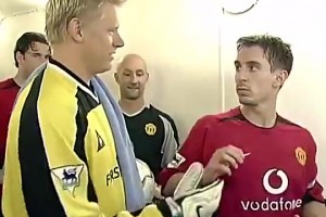 舒梅切尔转会曼城！曼市德比内维尔拒绝和他握手