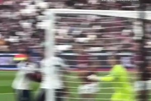 首秀就送上助攻！现场直拍西蒙斯角球助攻萨尔头球破门！