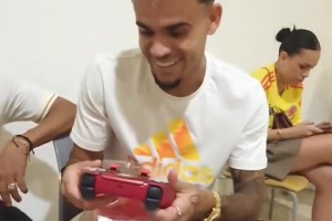 不要质疑友情！迪亚斯定制手柄印有若塔名字！