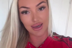 这表情到位啊！曼联网红女球迷：曼联会赢下德比，谁赞成谁反对？