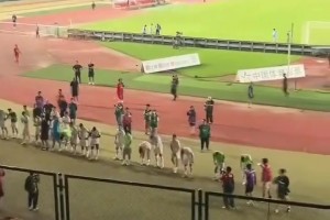 破防！实拍：国安不敌河南赛后，远征的国安球迷在谢场时口吐芬芳