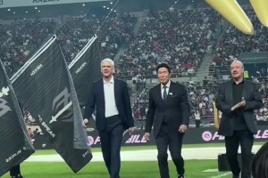 车范根和温格、贝尼特斯出席韩国传奇赛，还有多少人记得这位传奇