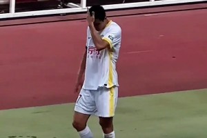 表情无奈！实拍：国安不敌河南，现场球迷朝王刚高喊“接着骂啊”