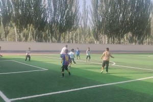 自信 头也不回！中国野球场，二年级学生潇洒外脚背抽射破门