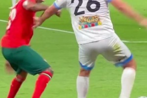 夸雷斯马与特里在拼抢中摔倒，而后两人竟然抱在一起贴贴！